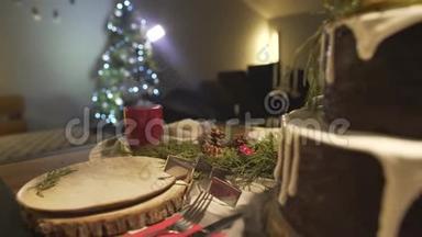 <strong>新年</strong>庆典餐桌上放着姜饼的<strong>餐厅</strong>，洋溢着节日温馨的圣诞树气氛